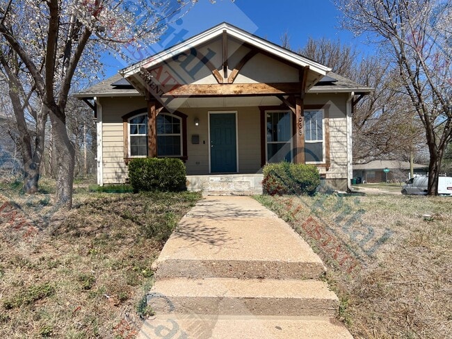 Building Photo - Charming 3 Bedroom