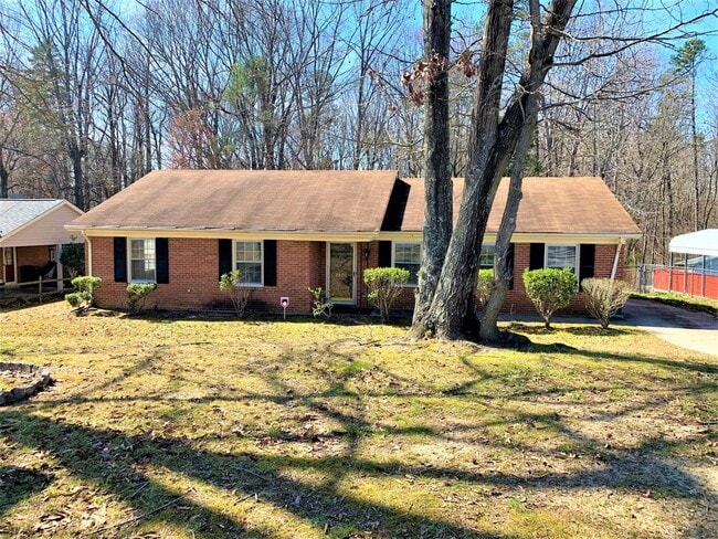 Building Photo - SW Large Brick Home, Updated Kitchen & Bathrooms, Wood Like Flooring, Fenced Yard!