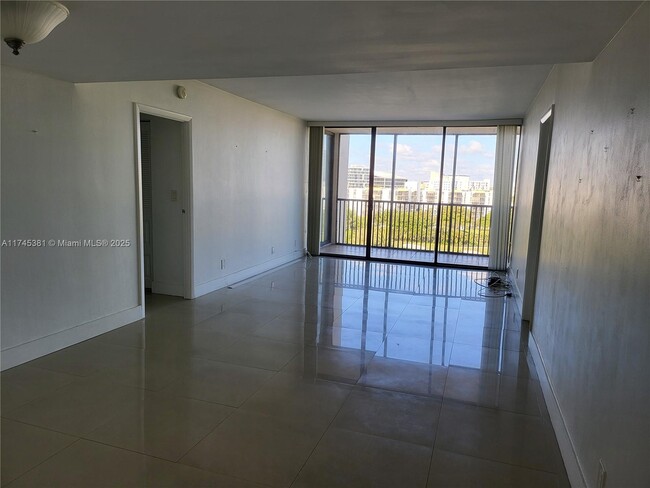 Photo - 20301 W Country Club Dr Unidad 922 Rental