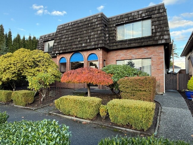 Building Photo - Charming Retro-Style 2 Bedroom Apartment i... Unit 3