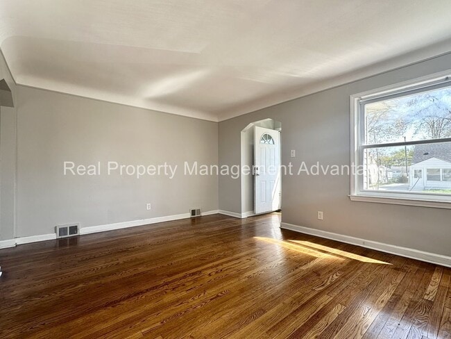 Photo - 3 Bedroom Bungalow in the Heart of Roseville!