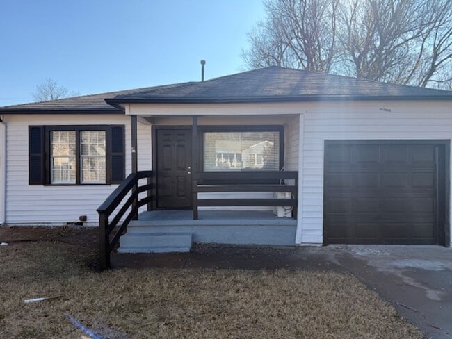 Building Photo - Super cute, fully updated 2 bed / 1 bath with a 1-car garage. Great location close to Fort Sill.