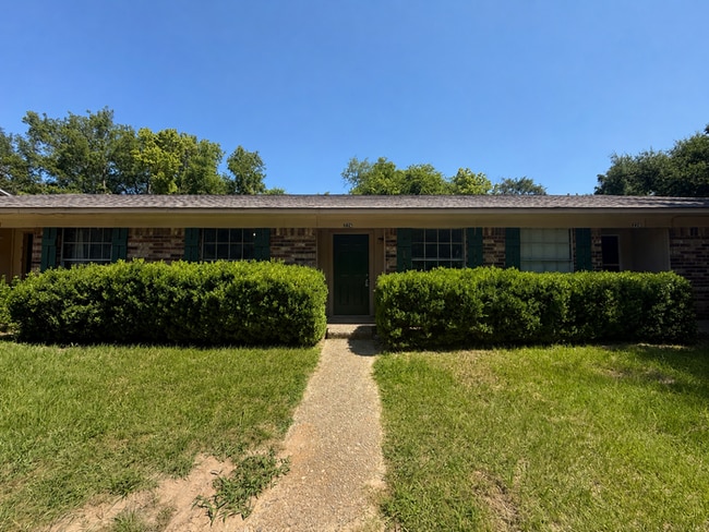 Building Photo - 2 Bedroom 1.5 Bathroom Triplex in Tyler!