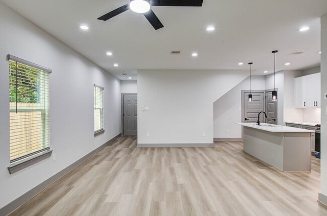 Building Photo - 1065 South Ln Rental
