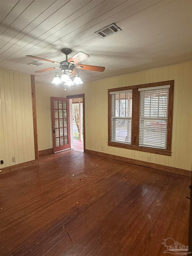 Photo - 307 E La Rua St