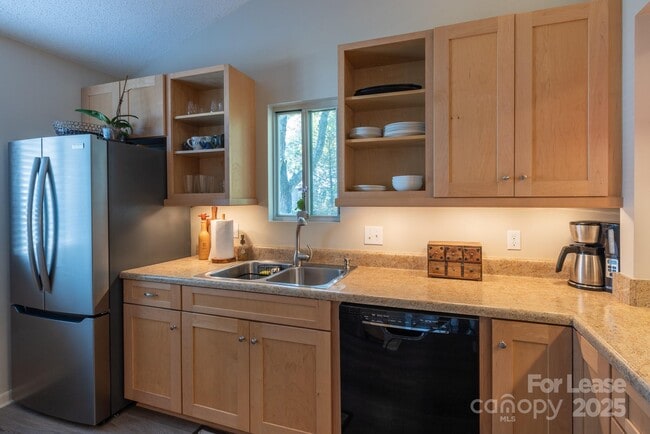 Photo - 104 Llama Wy