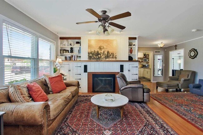 Photo - 104 N Brookside St