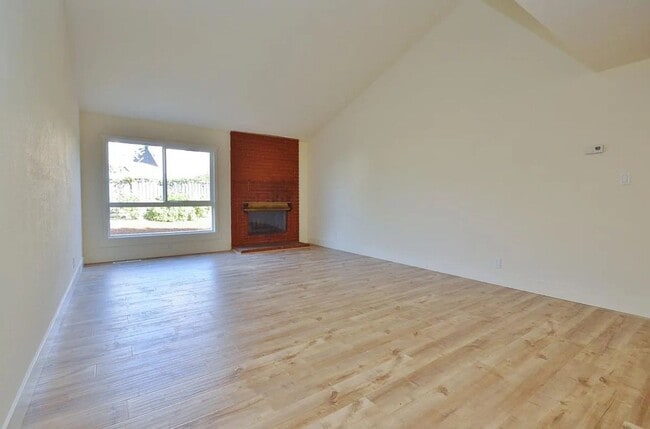 Photo - $4,200 / 4 BR - SPACIOUS HOME IN WARM SPRINGS WITH SCENIC HILL VIEWS