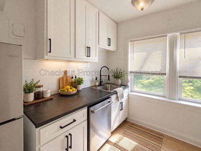 7334-40 Forsyth Blvd