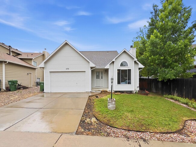 Building Photo - Bright & Spacious 3 Bed Home with Vaulted Ceilings & Fenced Yard AVAILABLE NOW!