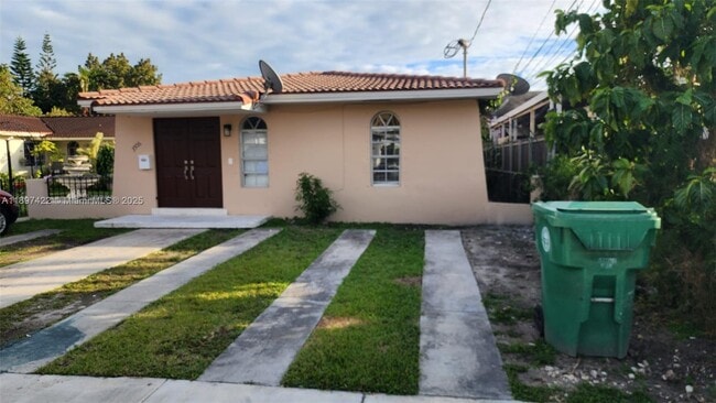 Photo - 3506 SW 23rd Terrace Unidad FRONT