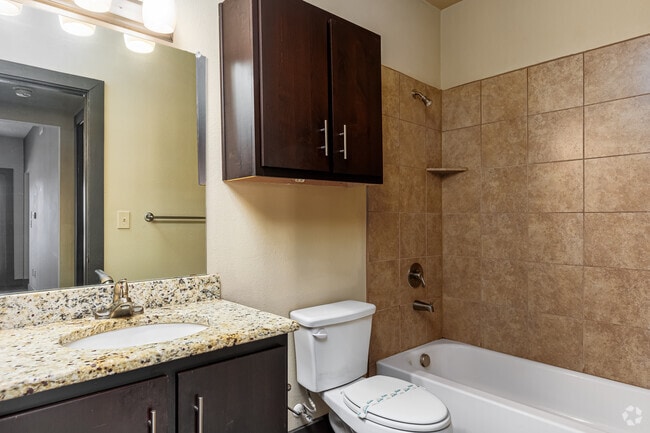 2BR, 2BA - 1,008SF - Bathroom - H Squared Apartments
