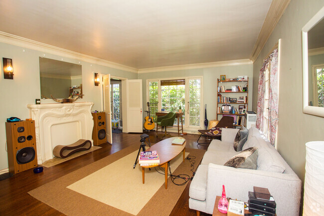 Building Photo - 5968 San Vicente Blvd Unit 1 Rental