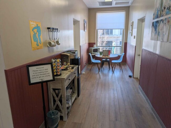 Photo - 112 Shoshone St E