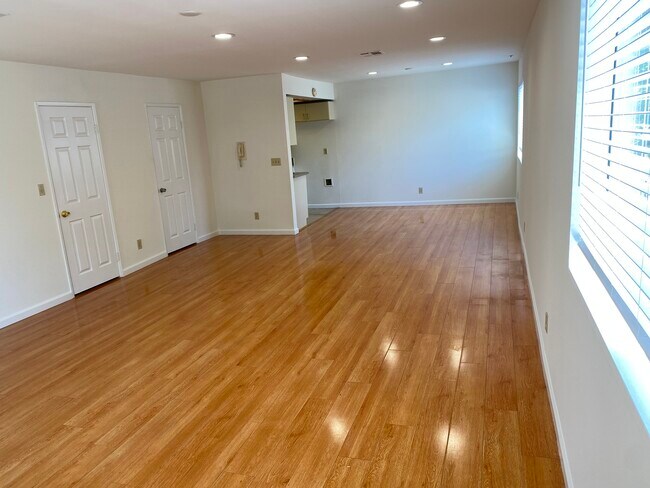 Living Room/Grand Room - 308 E Valencia Ave Unidad B