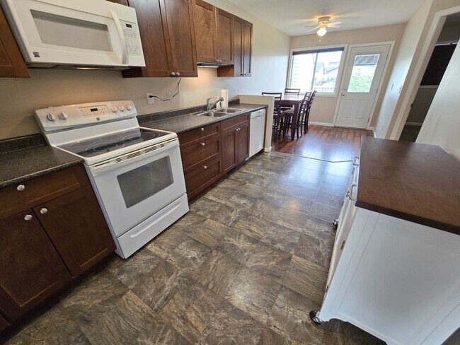 Photo - 8407-8488 88 St