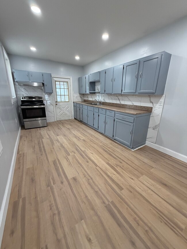 Photo - 644 E Madison St