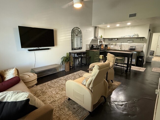 Building Photo - 301 S Lipona Rd Unit 8