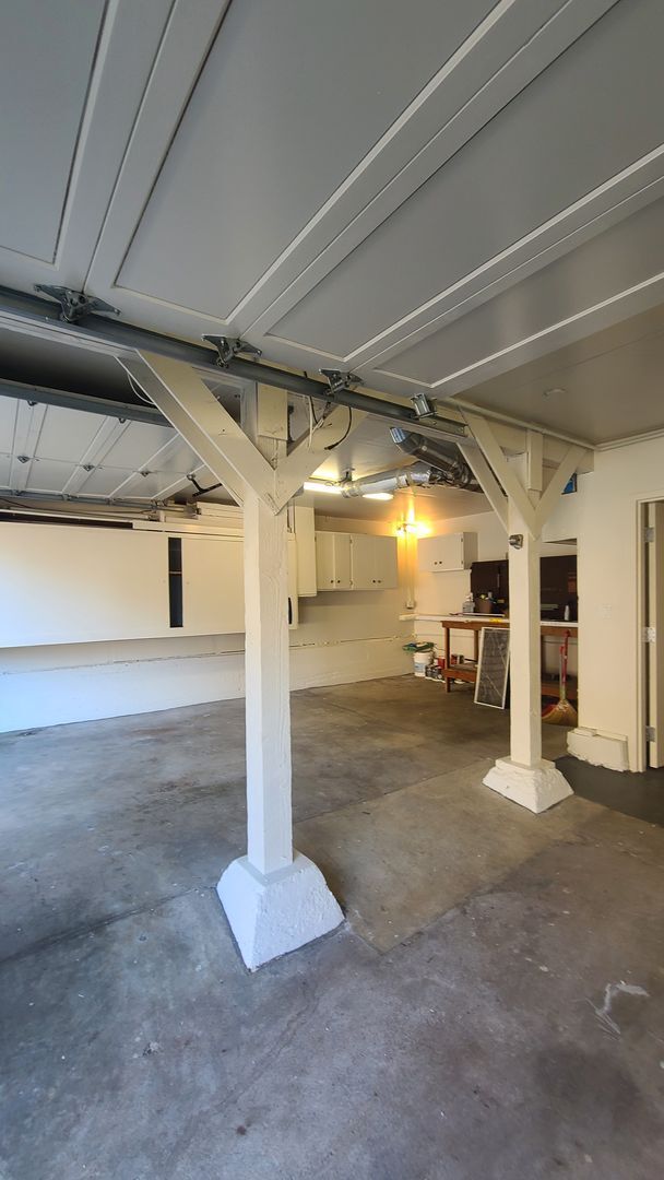 Photo - Double garage big single family house. Gustavo Lopez AMSI