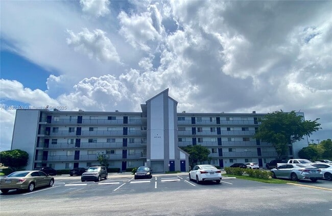 Photo - 8740 N Sherman Cir Apartamento Unidad 403