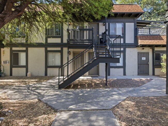 1525-B South Woodland Ave