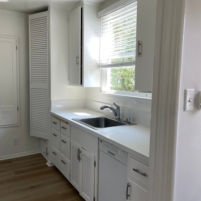 kitchen - 2122 Montana Ave Unit 2122