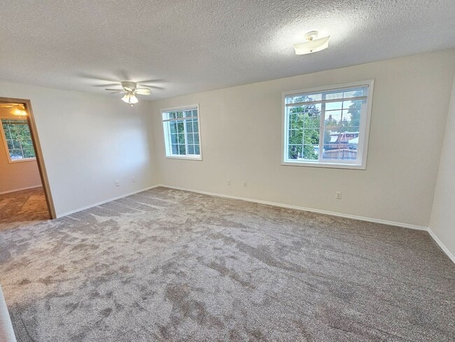Building Photo - 423 SE 143rd Ave Unit 1
