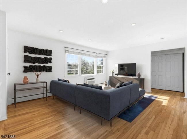 Photo - 115 Pitney Pl