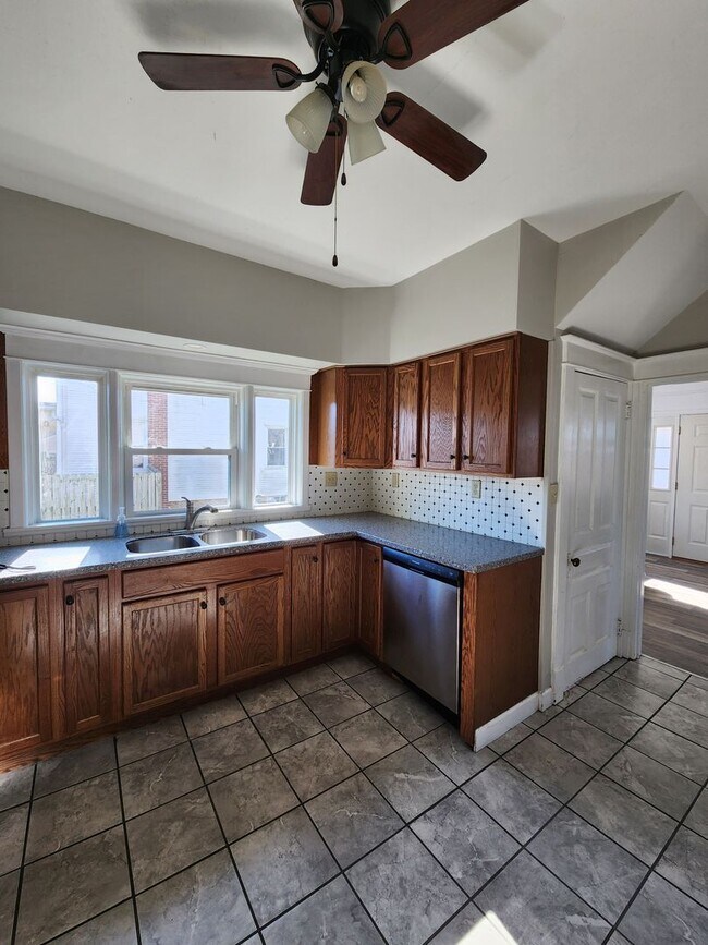 Photo - 2401 S Queen Street, Spry