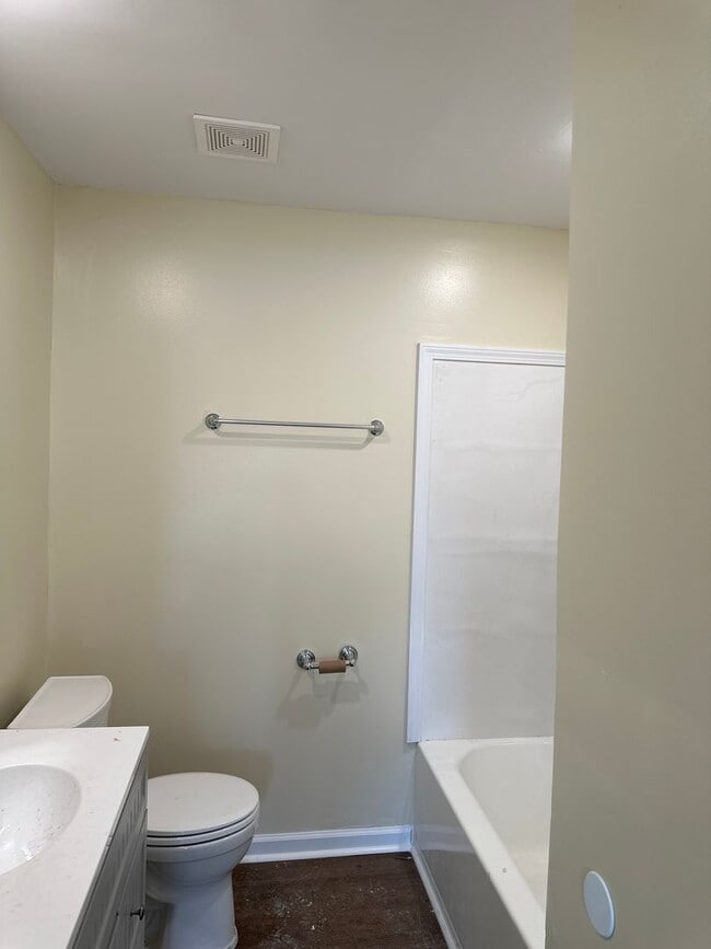Photo - 5 bedroom Available 2 Bathroom home