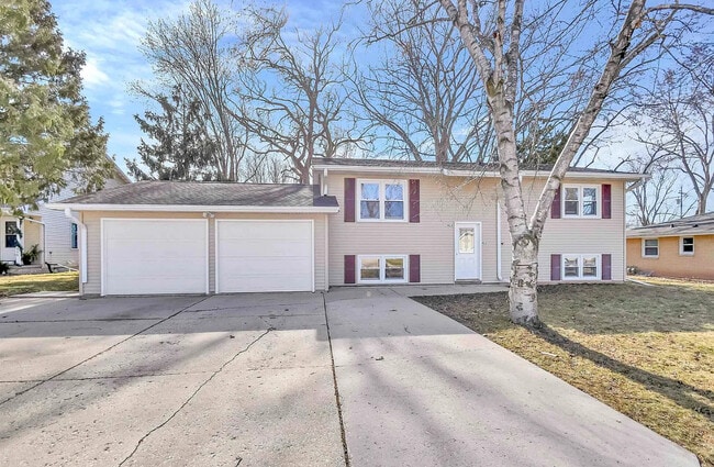 Fornt yard upper(left garage)/ lower unit(right garage) - 414 N Saint Bernard Dr Unit 414 N. Saint Bernard Dr.