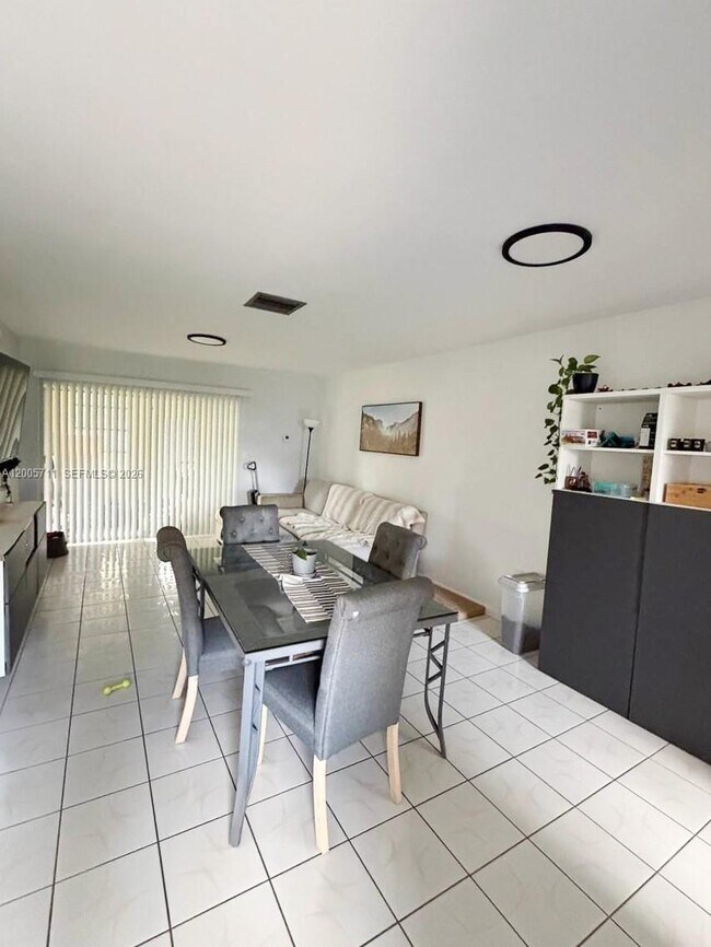Photo - 2921 NW 68th Terrace Unidad 1