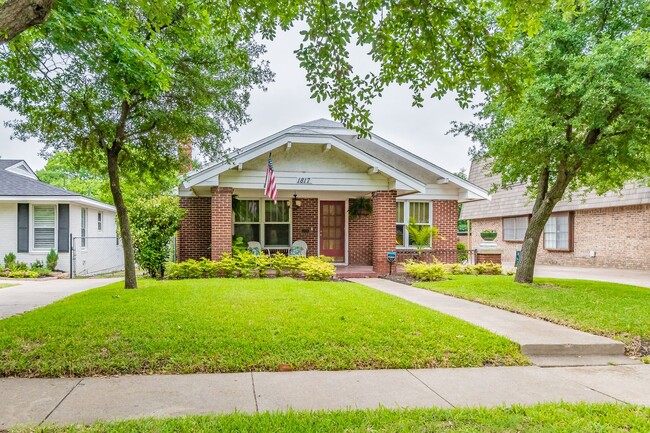 Building Photo - PRETTY, UPDATED AND CHARMING ARLINGTON HEI...