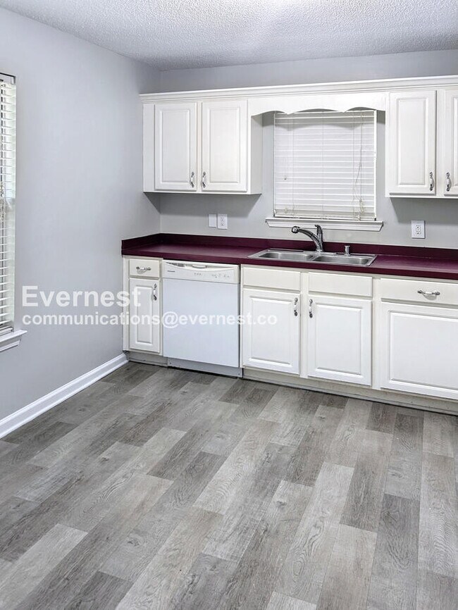 Photo - 1104 Oak Creek Trail