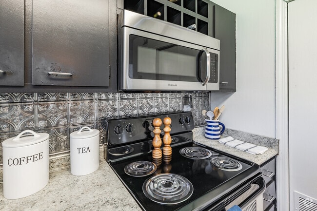 2BR, 1.5BA - 850SF - Kitchen