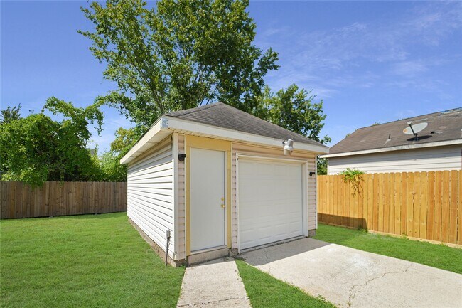 Photo - 1413 Featherstone St