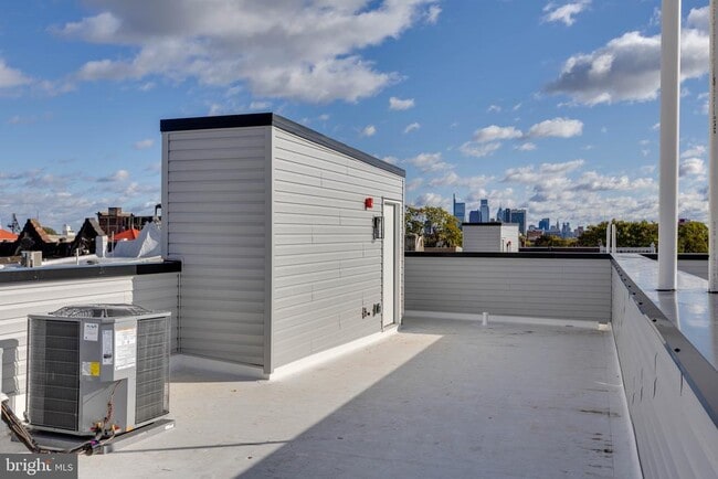 Building Photo - 1222 W Silver St