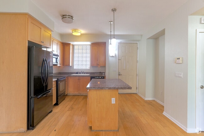 2BR,2BA - 1,240SF - Kitchen - 800 N 8th St Unit 216