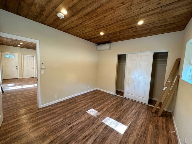 Photo - 25873 Cedar St