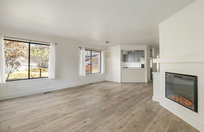 Living/ding - 4647 Burgundy Ln