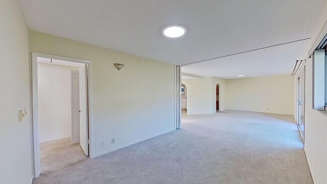 Photo - Spacious 2 BED/ 2 BATH in Encino Royal (55... Unidad 3