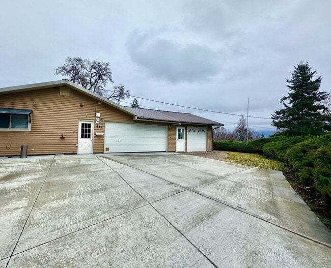 Photo - 3 Bedroom 2 1/2 Bath House