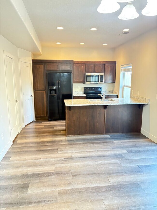 Photo - BEAUTIFUL TOWNHOME!