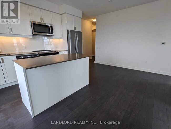 Photo - 8 Nahani Way Unité 2001