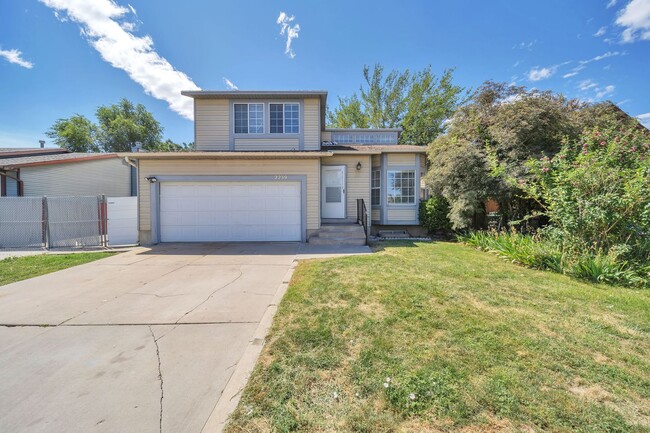 Building Photo - Spacious West Jordan Home w 2 car attached...