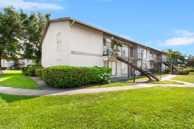 Building Photo - Charming Two Bed Ground Floor Condo in Englewood Park – Move-In Ready!