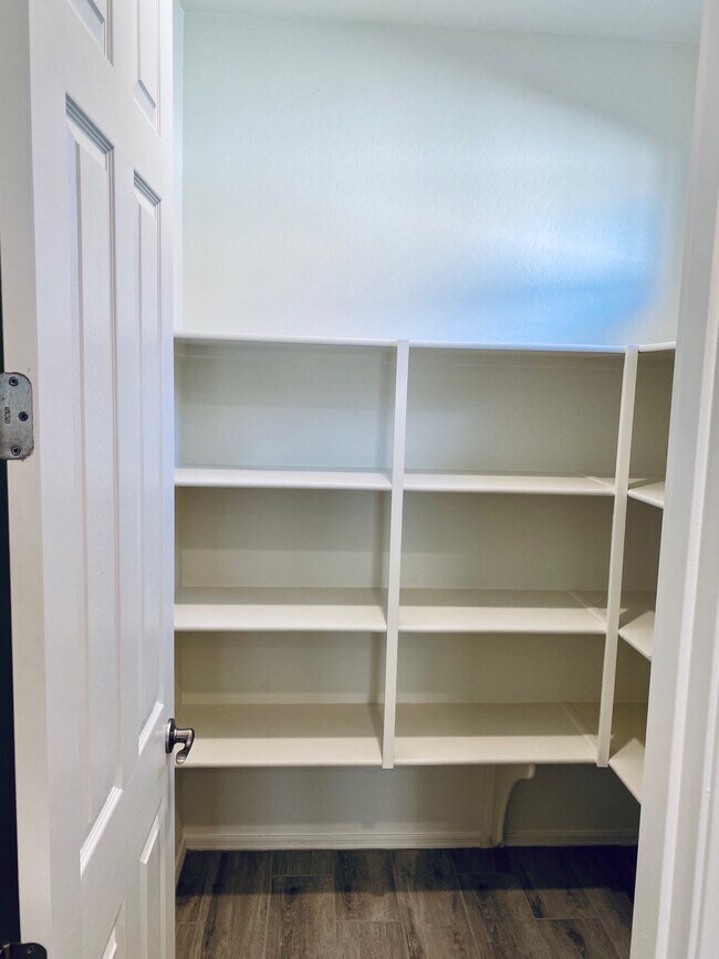 Alacena de la cocina - 44124 W Palo Olmo Rd