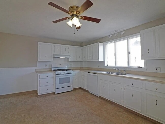 Building Photo - 90 Summer St Unit 1