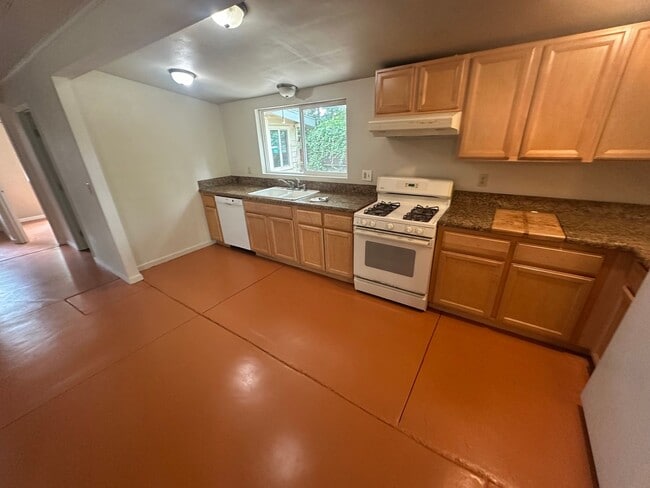Photo - 2050 Laburnum Ave
