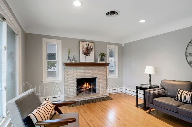 Photo - 706 1st Ave NW